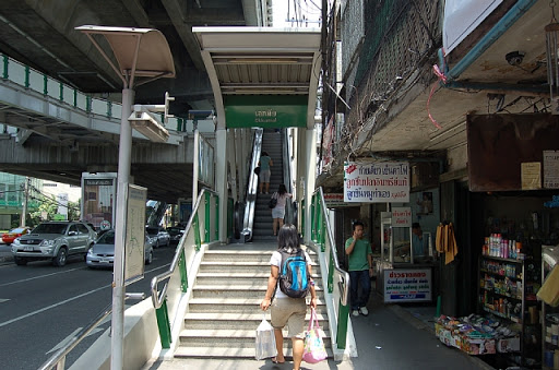 エカマイ駅へ登る階段