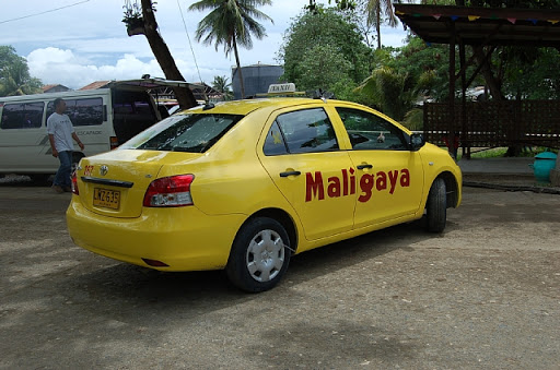 黄色のタクシー　Maligaya と書かれてますが、もう一つの名前も良くみました
