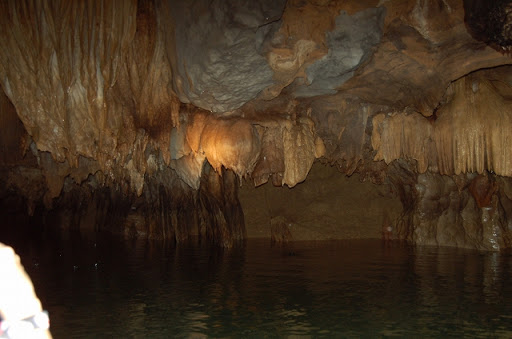 アンダーグラウンドリバー － 洞窟内の鍾乳石