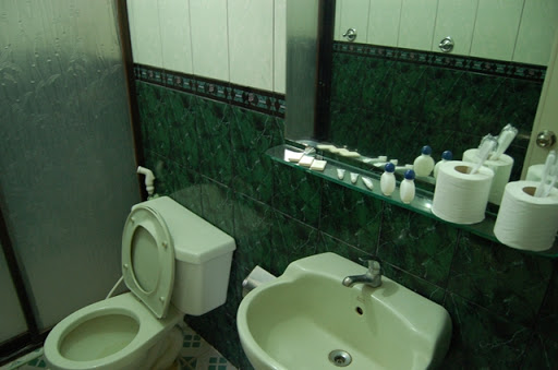ナタリアホテル　－　トイレと洗面