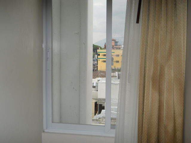 デベラホテル　－　スタンダードルームの窓
