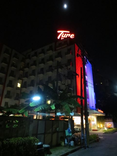 TUNE HOTEL BANGKOKの夜の外観
