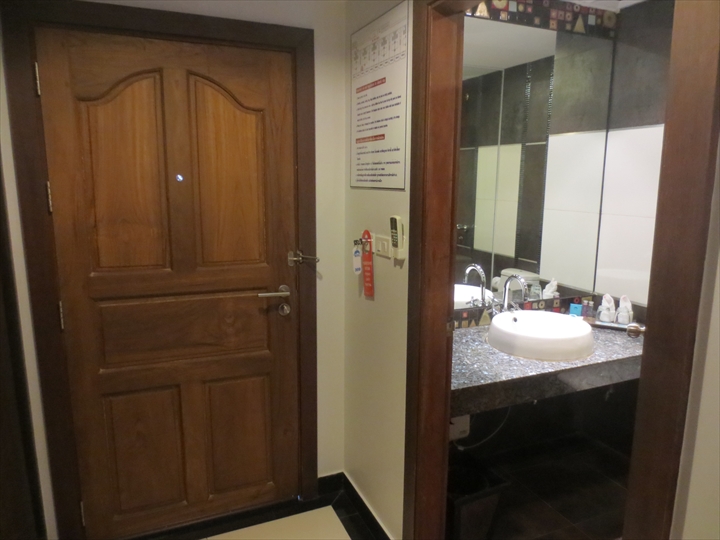 パタヤ ブルースカイホテル － 扉や洗面台アメニティ