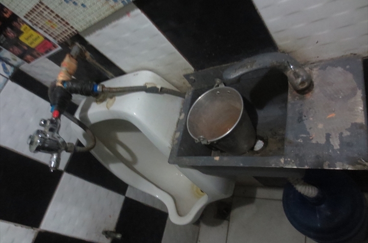 フィールズのバーの男性トイレと洗面