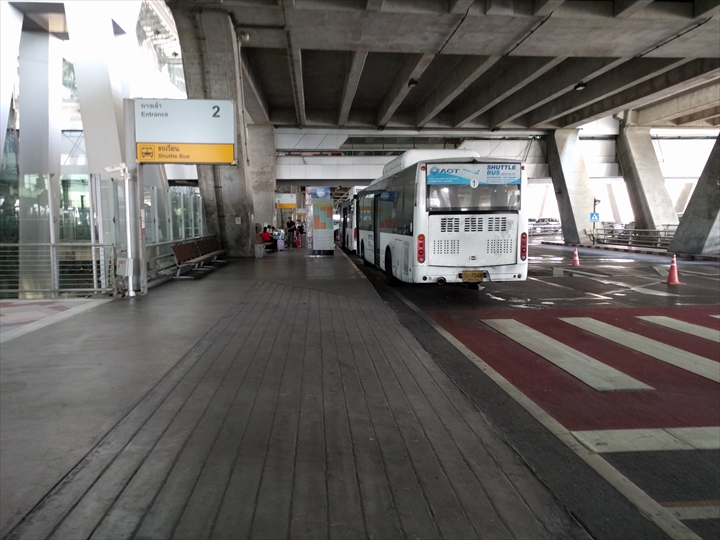 スワンナプーム⇔ドンムアン間のシャトルバス（乗り場に向う）