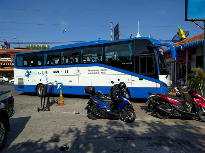 エアポート・パタヤ・バスのバス停前（４）