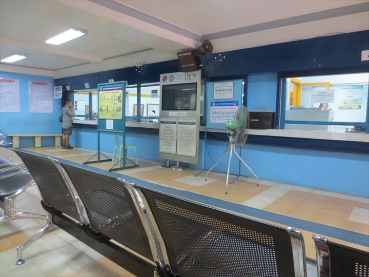 フィリピン免許証の更新（冷房の効いた待合室１）