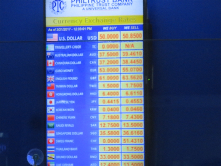 マニラ空港（ターミナル３）の為替レートボード（２）