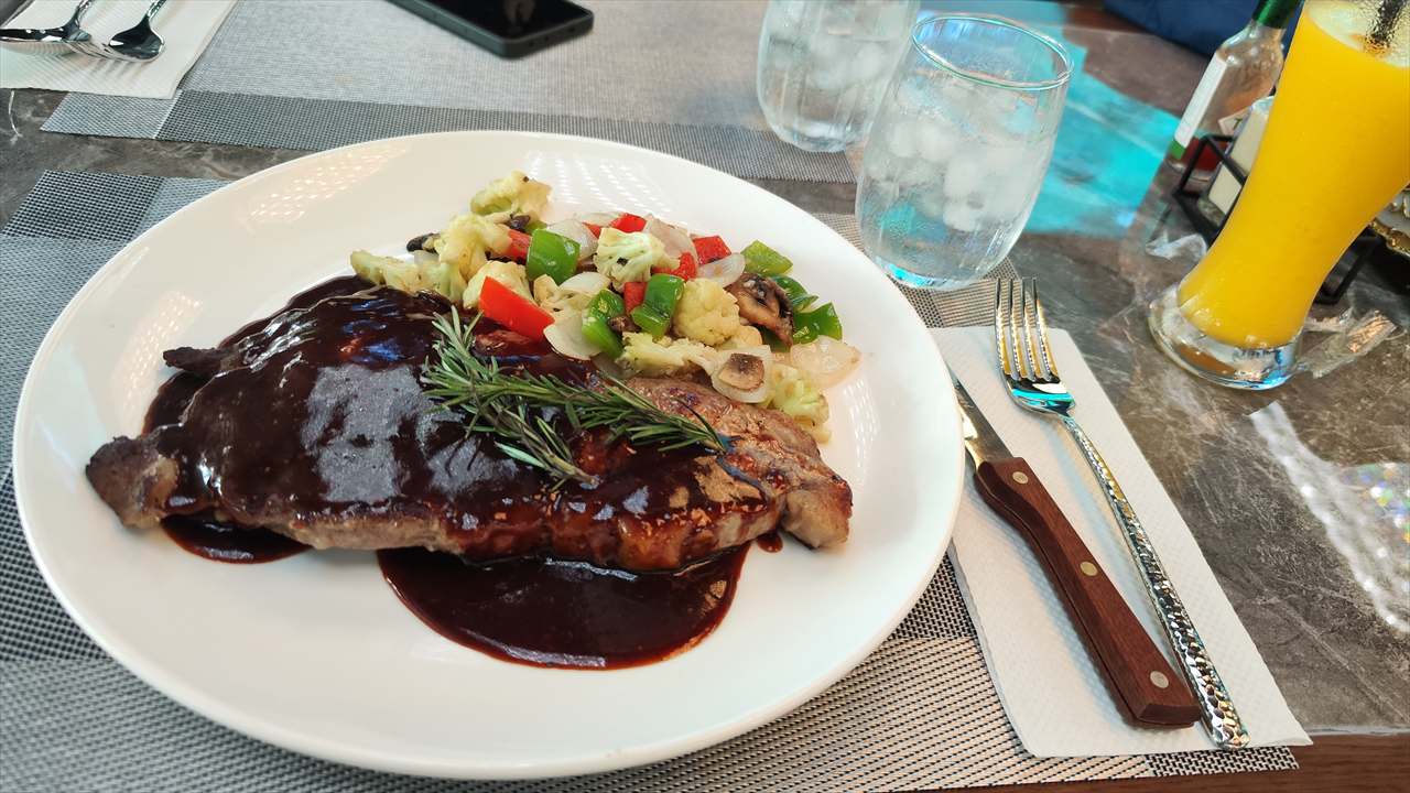 アンヘレスのハマーのカフェ＆レスト ステーキ