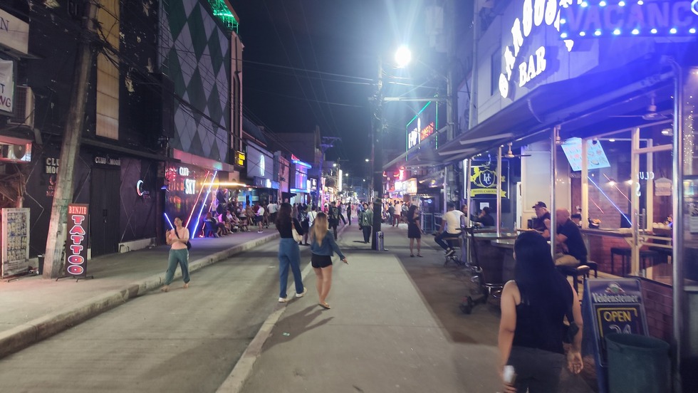 2025年11月のアンヘレス滞在記 レッドストリートの様子