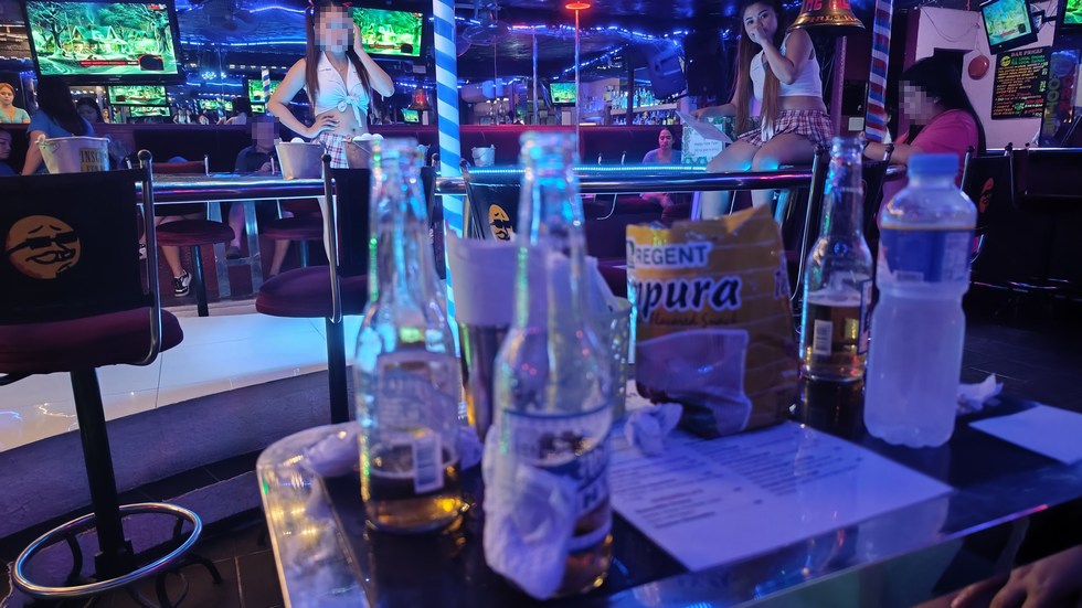 2025年11月のアンヘレス滞在記 バーの様子 1