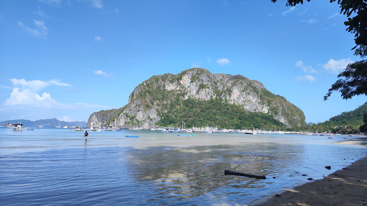 コロンコロンのビーチ(右)