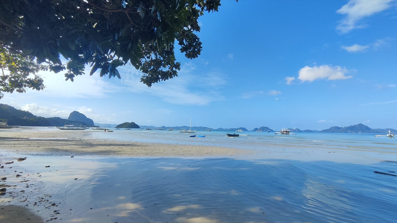 コロンコロンのビーチ(左)