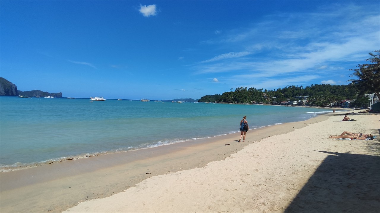 エルニドのビーチ(左)