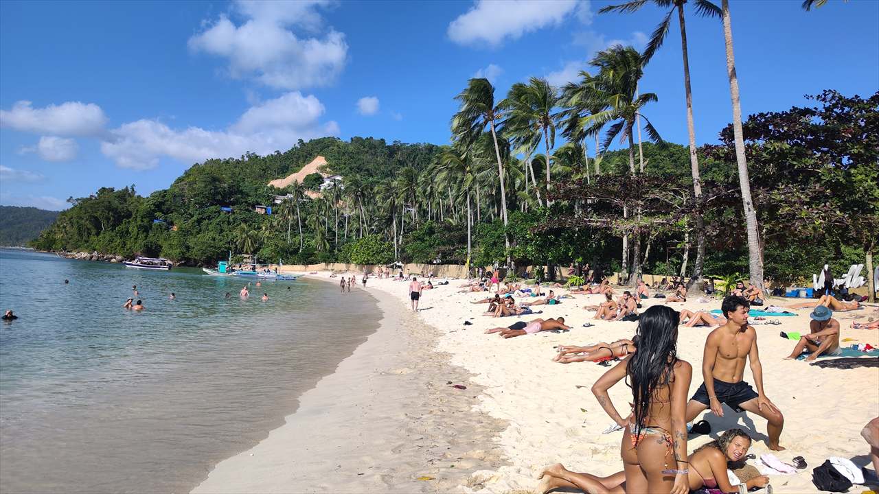 マリメグメグビーチ（右）