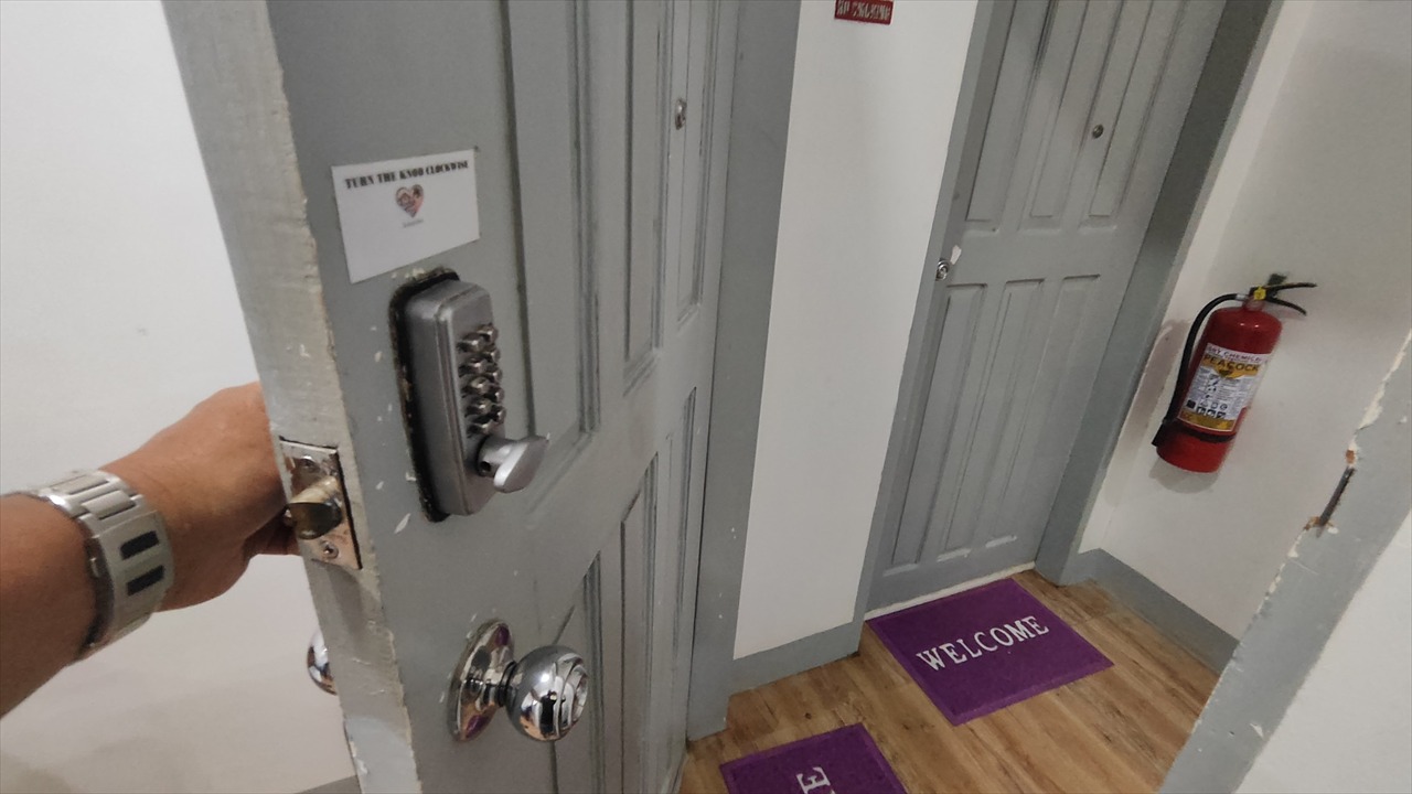 ザ・ビーチハウス エル二ド（入口ドア）