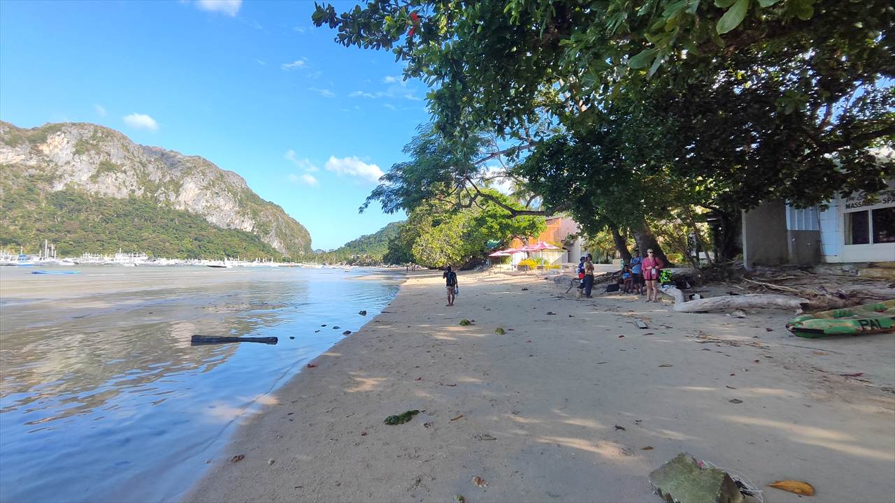 ウィークエンズ エル ニド ビーチ リゾート（ホテル前のビーチ右）